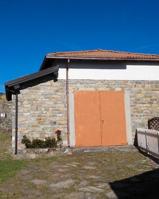Rustici isolati con vista e terreno edificabile