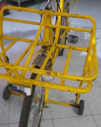 Bicicletta postale gialla vintage