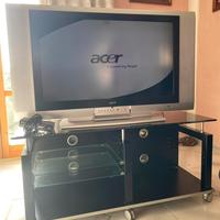 Televisore e tavolino