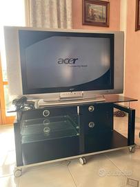 Televisore e tavolino