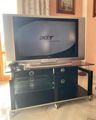 Televisore e tavolino
