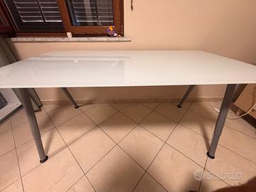 Scrivania galant ikea com piano in vetro temperato