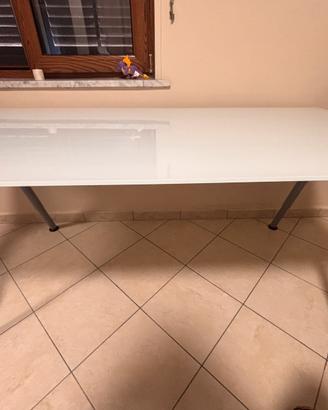 Scrivania galant ikea com piano in vetro temperato