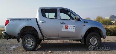 Autocarro Mitsubishi L200