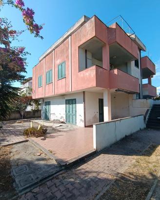 Sellia Ruggero palazzina con corte