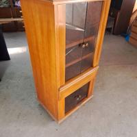 Mobile con ripiani e antine