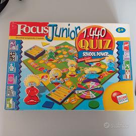 Quattro giochi da tavolo + scatola con mattoncini