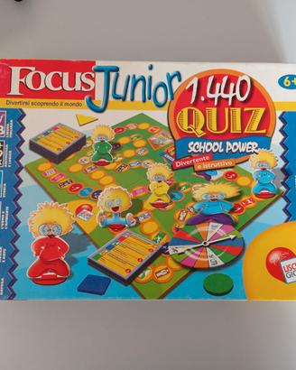 Quattro giochi da tavolo + scatola con mattoncini