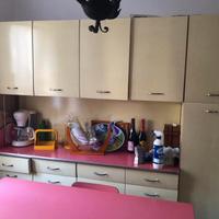 cucina vintage anni ‘50 in formica rosa completa