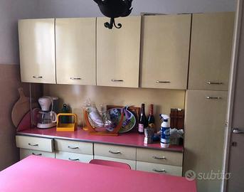 cucina vintage anni ‘50 in formica rosa completa