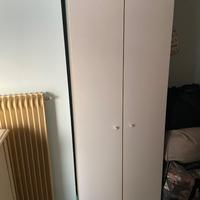 Armadio bianco con bastone appendiabiti
