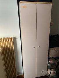 Armadio bianco con bastone appendiabiti