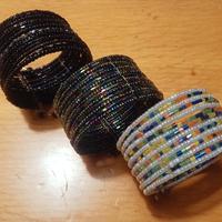 bracciali rigidi di perline colorate