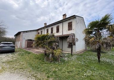 Palazzo / Stabile di 2280 m² con più di 5 locali a