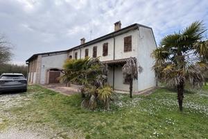 Palazzo / Stabile di 2280 m² con più di 5 locali a
