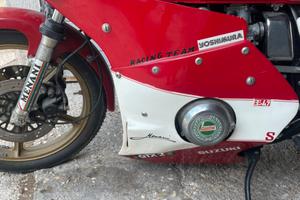 Suzuki gs 1000s conservata da vetrina