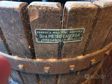 torchio e pigiatrice per uva vintage 