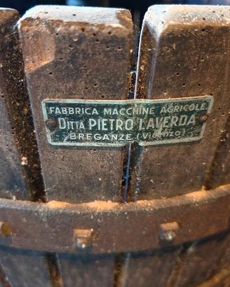 torchio e pigiatrice per uva vintage 
