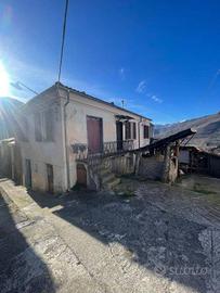 Rustico / Casale di 160 m² con 4 locali e box auto