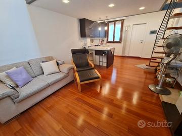 Pantano bassa con soppalco recente e rifinito