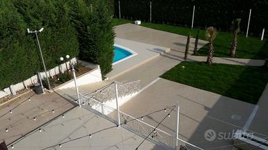 Vendesi villa con piscina in via andria