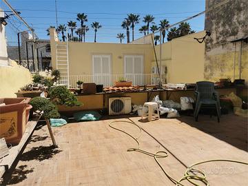 Indipendente con terrazzo soprastante