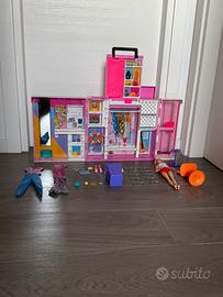 Armadio di Barbie con 4 accessori in più