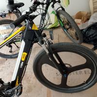 mountain bike elettrica  i mod  con cerchi a 3 raz