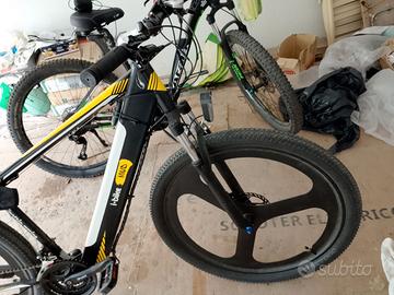 mountain bike elettrica  i mod  con cerchi a 3 raz