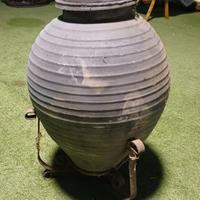 Antico vaso di terracotta usato per alimenti