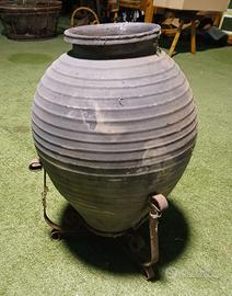 Antico vaso di terracotta usato per alimenti