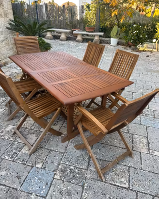 Tavolo e sedie da giardino