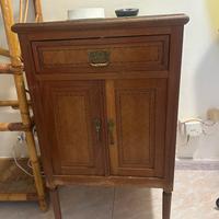 Mobiletto stile liberty