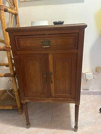 Mobiletto stile liberty