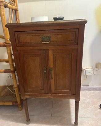 Mobiletto stile liberty