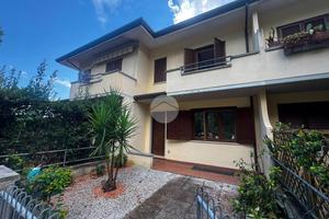 VILLA A SCHIERA A VIAREGGIO