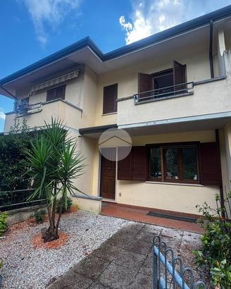 VILLA A SCHIERA A VIAREGGIO
