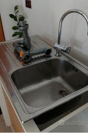 lavandino in acciaio con sifone e rubinetto 