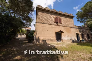 Rustico / Casale di 267 m² con più di 5 locali a A