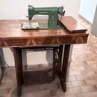 Macchina da cucire con mobiletto