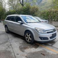 Ricambi Opel Astra SW 2006 grigio chiaro e bianco