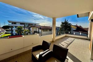 Appartamento di 235 m² con più di 5 locali e box a