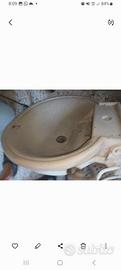 Lavandino per bagno in granito.