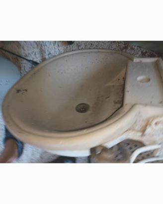 Lavandino per bagno in granito.