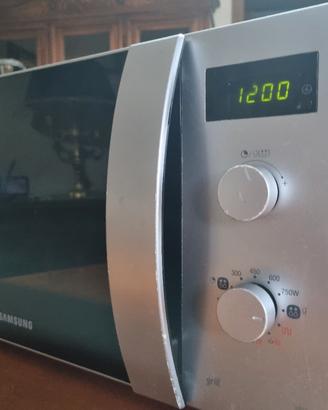 FORNO  A MICROONDE CON GRILL 