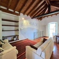 Suggestivo Loft su 2 livelli con travi a vista e b