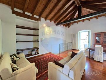 Suggestivo Loft su 2 livelli con travi a vista e b