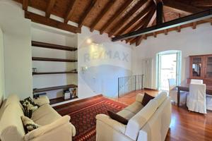 Suggestivo Loft su 2 livelli con travi a vista e b