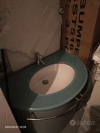 Lavandino bagno con specchio
