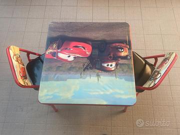 Tavolino con due sedie